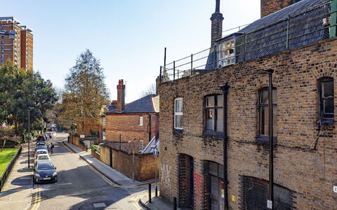 Shoreditch Square, Hoxton: Himmel, Plante, Bygning, Vindue, Træ, Bil, Vejbelægning, Køretøj, Urban Design, Kvarter