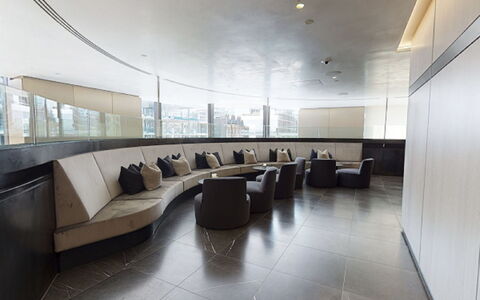 Liverpool Street, Shoreditch: Møbel, Couch, Bord, Indretning, Bygning, Gulvbelægning, Arkitektur, Etage, Hal, Studio Couch