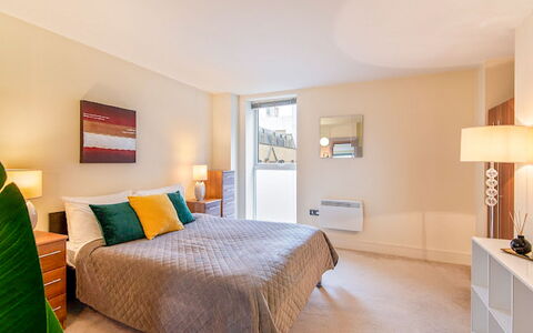 Great Suffolk Street, Waterloo: Møbel, Ejendom, Komfort, Cabinetry, Træ, Vindue, Skygge, Indretning, Lampe, Etage