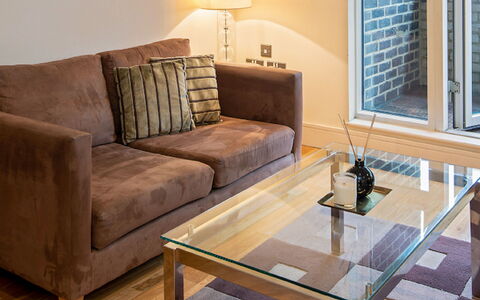 Great Suffolk Street, Waterloo: Couch, Møbel, Bord, Bygning, Træ, Lampe, Komfort, Vindue, Stue, Indretning