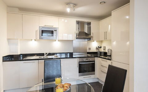 Great Suffolk Street, Waterloo: Cabinetry, Countertop, Køkken Apparat, Komfur, Køkken, Håndvask, Tap, Køkkenvask, Bygning, Belysning