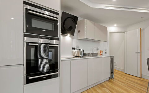 Altitude Point: Køkken Apparat, Køkken, Større Bandage, Indretning, Gulvbelægning, Loft, Cabinetry, Træ, Møbel, Husholdningsapparat