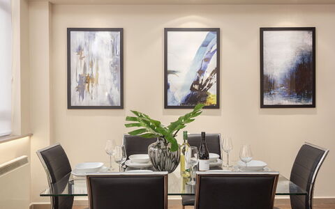 London City 303: Møbel, Indretning, Gulvbelægning, Etage, Bord, Træ, Loft, Stol, Værelse, Couch