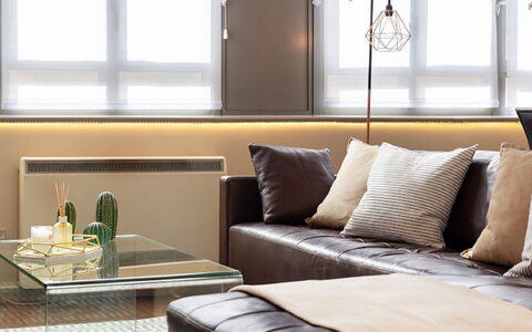 London City 303: Møbel, Indretning, Gulvbelægning, Etage, Bord, Træ, Loft, Stol, Værelse, Couch