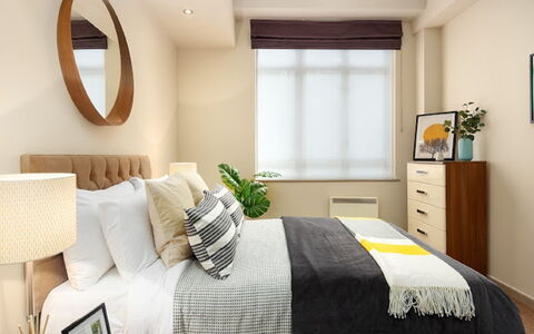 London City 303: Møbel, Indretning, Gulvbelægning, Etage, Bord, Træ, Loft, Stol, Værelse, Couch