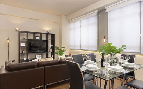 London City 303: Møbel, Indretning, Gulvbelægning, Etage, Bord, Træ, Loft, Stol, Værelse, Couch