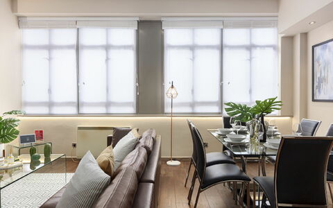 Lawrence House: Plante, Møbel, Bygning, Bord, Vindue, Stueplante, Stol, Couch, Billedramme, Komfort