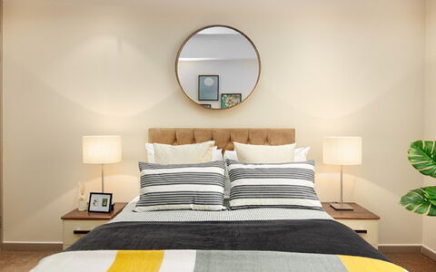 Lawrence House: Møbel, Bygning, Spejl, Ejendom, Grøn, Komfort, Azure, Træ, Textile, Bed Frame