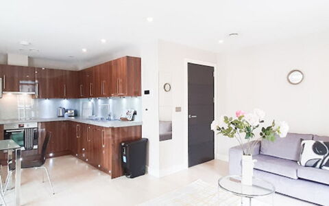 Friends Street: Cabinetry, Bygning, Møbel, Bord, Plante, Stueplante, Blomst, Indretning, Hus, Countertop