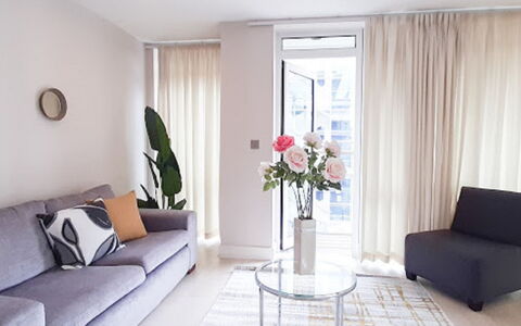 Friends Street: Møbel, Blomst, Ejendom, Plante, Hvid, Komfort, Indretning, Textile, Bord, Skygge