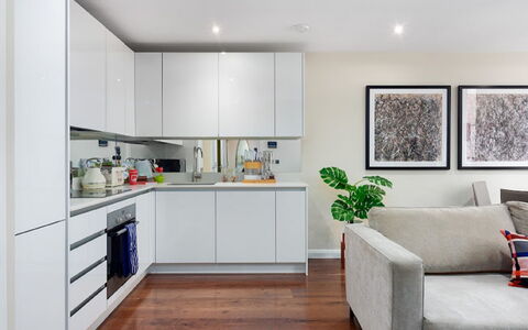 Chancery Lane, Central London: Billedramme, Cabinetry, Møbel, Ejendom, Couch, Countertop, Indretning, Træ, Bygning, Stueplante