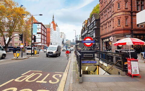 Chancery Lane, Central London: Himmel, Sky, Bil, Bygning, Hjul, Køretøj, Infrastruktur, Vejbelægning