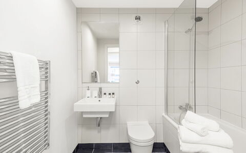 Sir Jl: Spejl, Sanitærarmatur, Bygning, Tap, Håndvask, Badeværelse, Purple, Arkitektur, Gulvbelægning