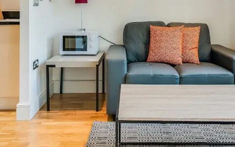 Indescon Studio: Møbel, Ejendom, Couch, Bord, Rektangel, Komfort, Indretning, Træ, Etage