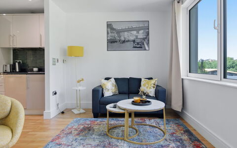 Indescon Studio: Indretning, Lejlighed, Etage, Gulvbelægning, Møbel, Hjem, Loft, Værelse, Pude