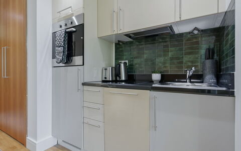 Indescon Studio: Køkken Apparat, Større Bandage, Gulvbelægning, Indretning, Køkken, Countertop, Træ, Etage, Møbel, Cabinetry