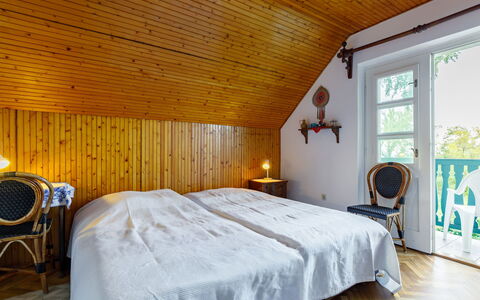 Schilf: Bygning, Ejendom, Møbel, Komfort, Vindue, Træ, Textile, Bed Frame, Indretning, Gul
