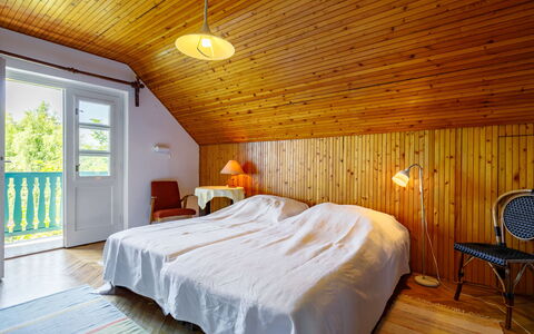 Schilf: Møbel, Ejendom, Vindue, Komfort, Træ, Bygning, Seng, Bed Frame, Etage, Gulvbelægning