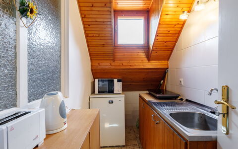 Schilf: Cabinetry, Køkkenvask, Håndvask, Ejendom, Møbel, Countertop, Bygning, Vindue, Træ, Køkken