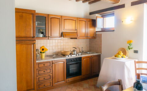 Villa Lugnano: Cabinetry, Countertop, Møbel, Ejendom, Håndvask, Stol, Køkken, Køkken Apparat, Bygning, Komfur