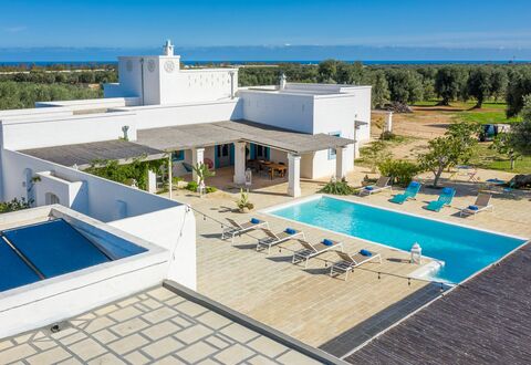 Masseria Tufo Bianco: Bygning, Himmel, Ejendom, Svømmepøl, Vand, Azure, Træ, Udendørs Møbler, Skygge, Arkitektur