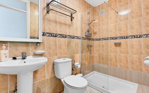 Parque Santiago Ii: Toiletbræt, Sanitærarmatur, Toilet, Badeværelse, Gulvbelægning, Håndvask, Etage, Indretning, Vvs, Tap