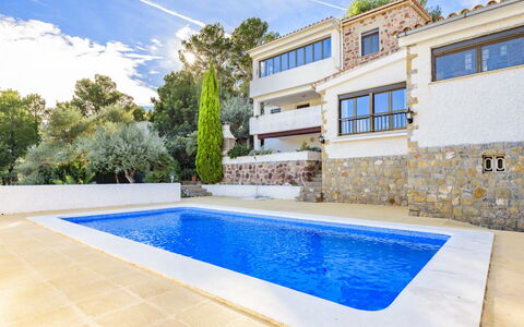 Oropesa del Mar 20: Vand, Sky, Bygning, Ejendom, Himmel, Svømmepøl, Vindue, Plante, Azure, Skygge