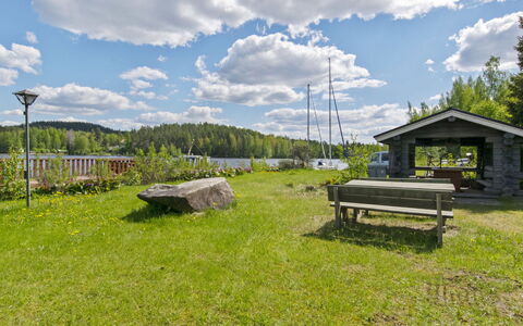 Sinisorsa: Seng, Møbel, Soveværelse, Indretning, Sengetøj, Sengetøj, Gulvbelægning, Træ, Etage, Værelse