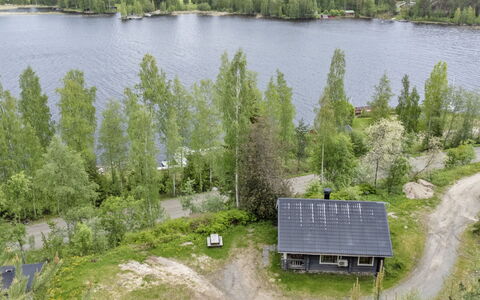 Sinisorsa: Seng, Møbel, Soveværelse, Indretning, Sengetøj, Sengetøj, Gulvbelægning, Træ, Etage, Værelse