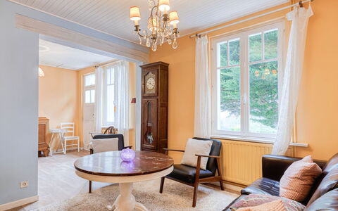 Maison Rose: Bord, Bygning, Møbel, Couch, Vindue, Træ, Stol, Belysning, Komfort, Indretning