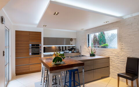 Le Clos Velin: Møbel, Ejendom, Cabinetry, Bord, Countertop, Træ, Stueplante, Indretning, Stol, Plante
