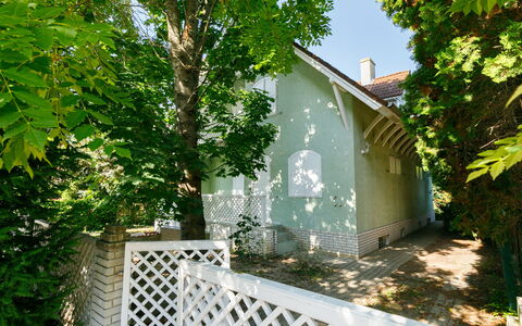 Elisabeth: Bygning, Plante, Ejendom, Hus, Træ, Land Lot, Hegn, Sommerhus, Biome, Græs