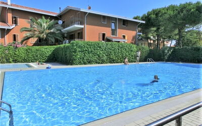 Lignano Sabbiadoro 170: Vand, Himmel, Ejendom, Bygning, Plante, Svømmepøl, Vindue, Azure, Stol, Hus