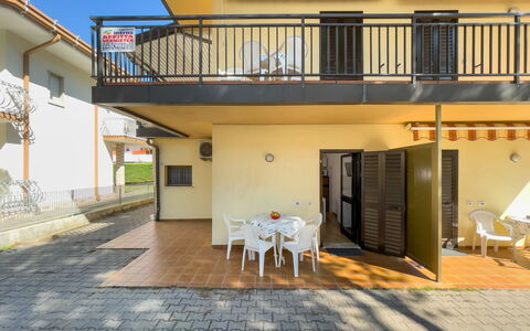 Lignano Sabbiadoro 657: Ejendom, Bygning, Azure, Træ, Indretning, Skygge, Arkitektur, Stol, Bord, Himmel