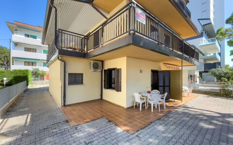 Lignano Sabbiadoro 657: Plante, Bygning, Himmel, Vindue, Indretning, Træ, Boligområde, Fritid, Urban Design, Sommerhus
