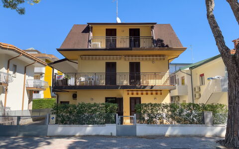 Lignano Sabbiadoro 657: Busk, Boligområde, Veranda, Have, Altan, Skygge, Udendørs Møbler, Gård, Stol, Landscaping