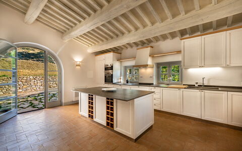 Villa Lucarella: Køkken, Indretning, Gulvbelægning, Countertop, Træ, Loft, Cabinetry, Møbel, Etage, Køkken Apparat