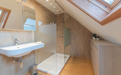 Villa Kievit with Sauna and Parking: Spejl, Håndvask, Ejendom, Tap, Møbel, Badeværelsesvask, Sanitærarmatur, Træ, Badeværelse