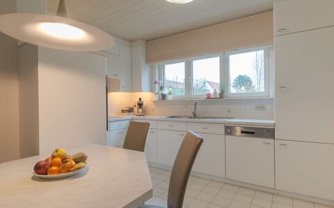 Villa Kievit with Sauna and Parking: Bord, Cabinetry, Møbel, Bordservice, Mad, Vindue, Bygning, Countertop, Træ, Belysning