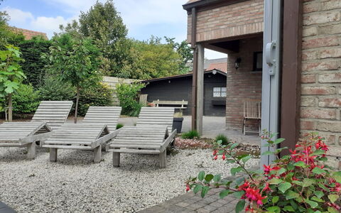 Villa Kievit with Sauna and Parking