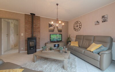 Villa Kievit with Sauna and Parking