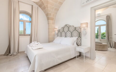 Villa Bellavista: Møbel, Ejendom, Vindue, Komfort, Azure, Træ, Bed Frame, Indretning, Plante, Bygning