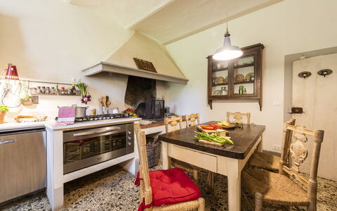 Villa Vigliano: Mad, Bord, Countertop, Møbel, Cabinetry, Ejendom, Køkken, Køkken Apparat, Bygning, Træ