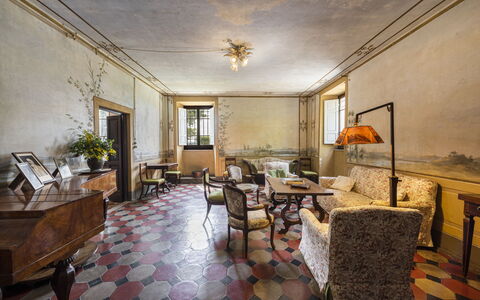 Villa Vigliano: Møbel, Ejendom, Billedramme, Bygning, Couch, Træ, Plante, Bord, Stue, Indretning