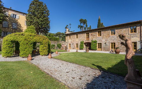 Villa Vaccoli: Plante, Himmel, Vindue, Land Lot, Bygning, Græs, Sommerhus, Landskab, Facade, Træ