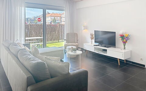 Miramar with Terrace: Møbel, Indretning, Gulvbelægning, Loft, Etage, Couch, Lejlighed, Stue, Hjem, Belysning