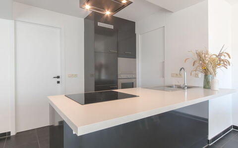 Miramar with Terrace: Cabinetry, Countertop, Tap, Håndvask, Køkken, Træ, Belysning, Indretning, Hus, Sanitærarmatur