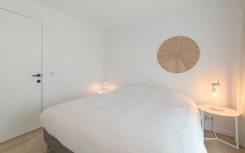 Miramar with Terrace: Møbel, Ejendom, Bygning, Komfort, Træ, Indretning, Lampe, Belysning, Skygge, Bed Frame