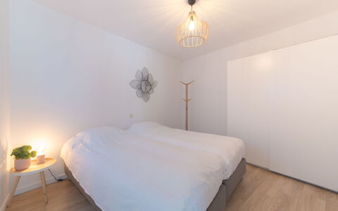 Miramar with Terrace: Komfort, Belysning, Træ, Skygge, Bygning, Indretning, Hus, Lampe, Seng, Bed Frame