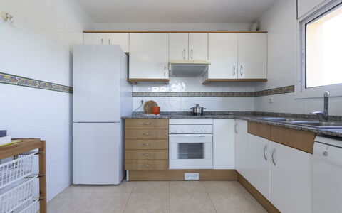 Poblamar: Cabinetry, Håndvask, Ejendom, Tap, Countertop, Køkkenvask, Køkken, Komfur, Træ, Vindue